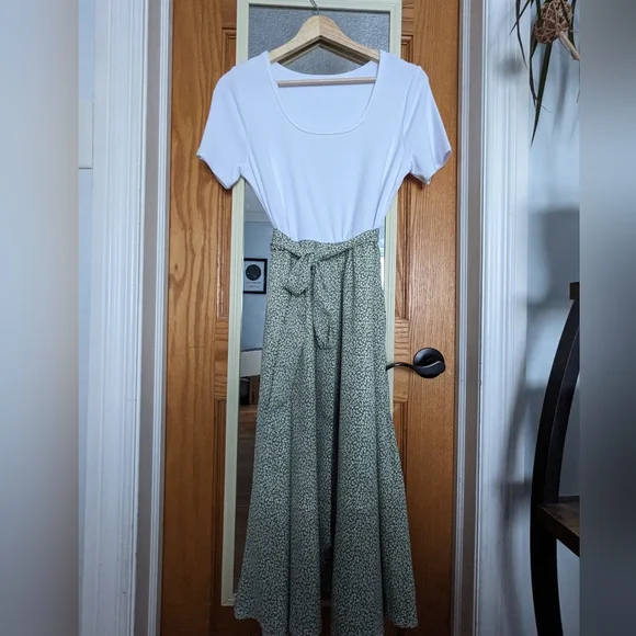 NWOT Breezy Spring/Summer Dress - Picture 3 of 4